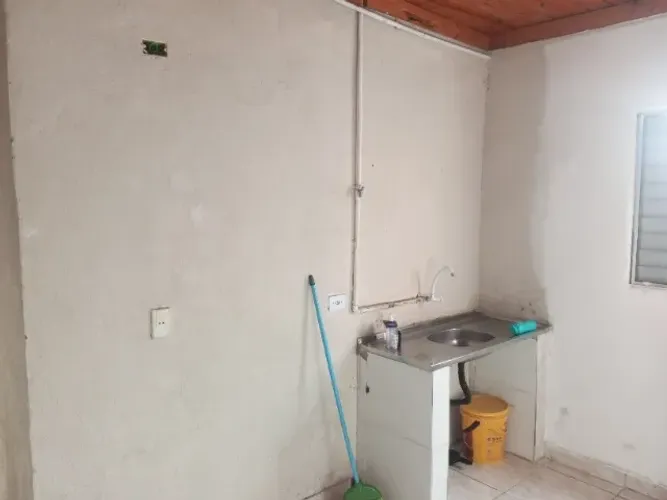 Quarto e cozinha com quintal