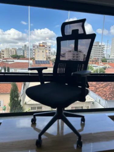 Cadeira Ergonômica MaxOffice Diretor MAX1 com Apoio de Cabeça - Excelente Estado
