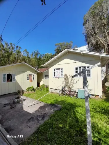 Vendo 3 casas de madeiras em um terrenocom 300 metros quadrados aproximadamente