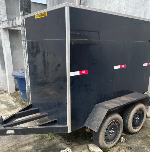 Vendo: Um Reboque Baú/ Trailer 