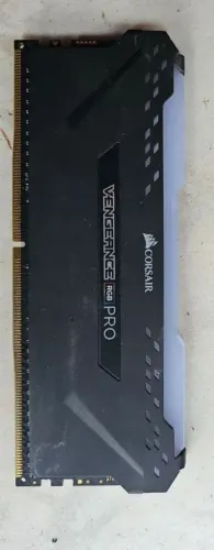 Vende se memoria ram rgb 8 gb ddr 4 3600 mhz corsair pro vegeance