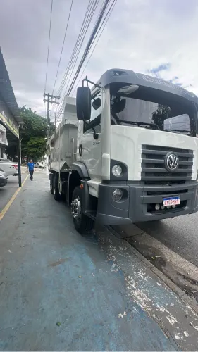 Caminhão caçamba basculante 6x4 18m3 disponível para serviço