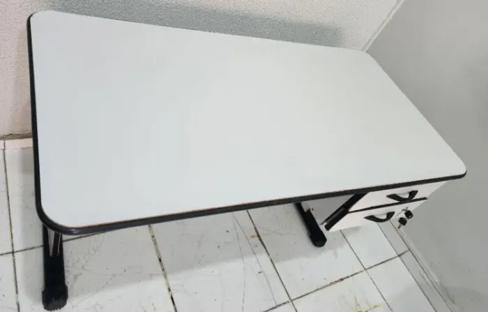 Mesa para Escritório com Gavetas