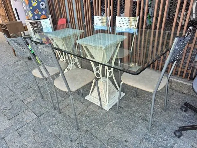 Mesa de vidro bisote