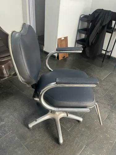Vendo cadeira de barbeiro reclinável , em ótimo estado