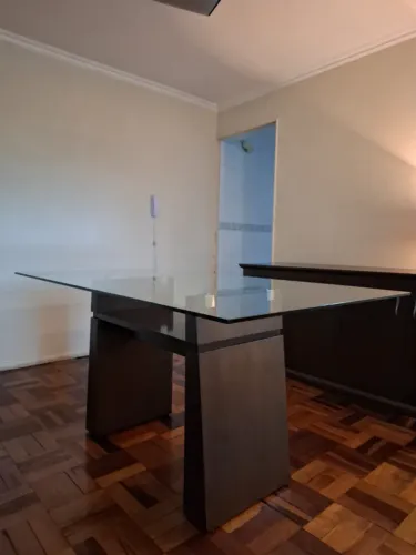 Mesa de jantar com tampo de vidro