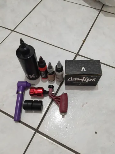 Máquina elétrica pop e um adaptador de cartucho de alumínio para tatuadores