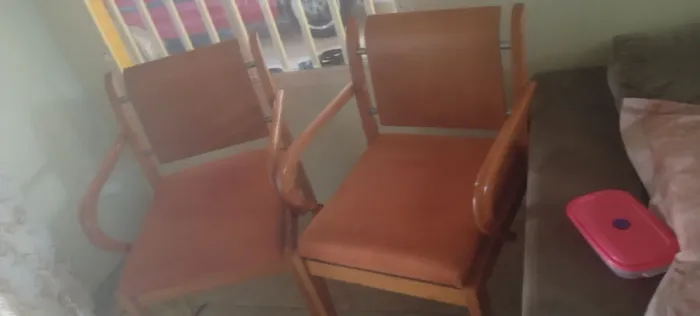 2 cadeiras estilo colonial.