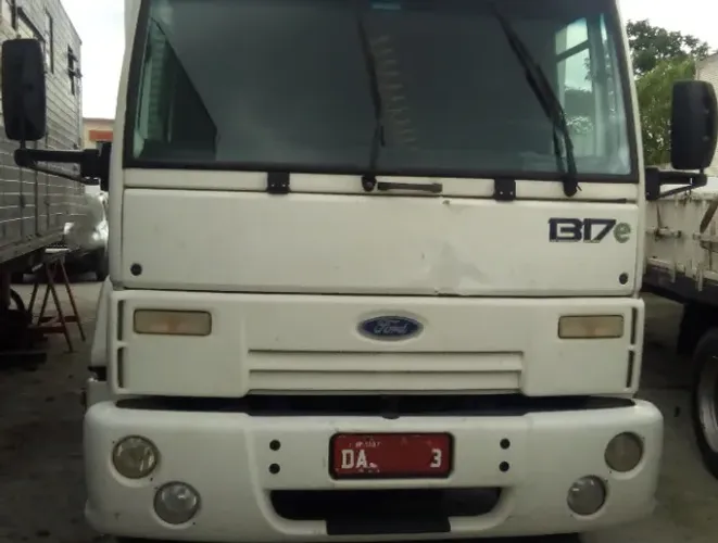 FORD CARGO 1317e Bau c/ Plataforma