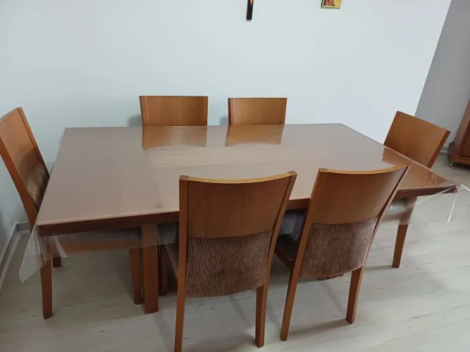 Mesa de madeira com seis cadeiras