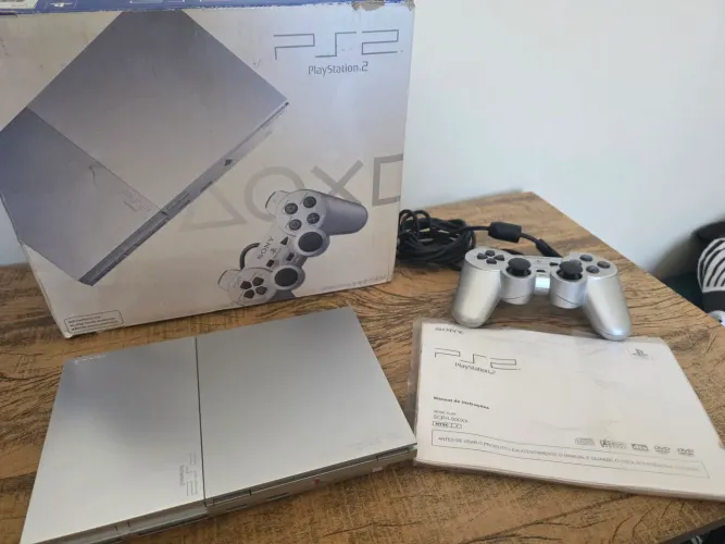 Sony Playstation 2 Slim Prata na caixa com serial batendo