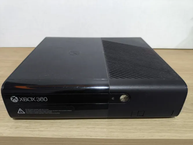 XBOX 360 bem conservado e tudo funcionando 