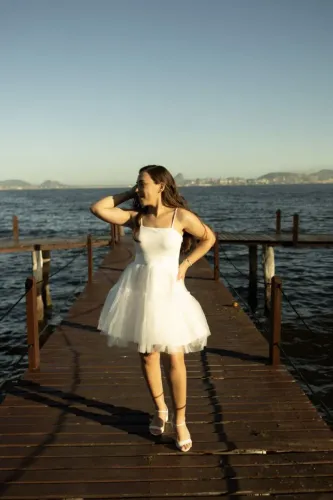 Vestido em Tule, com laço removível, para diversas ocasiões.