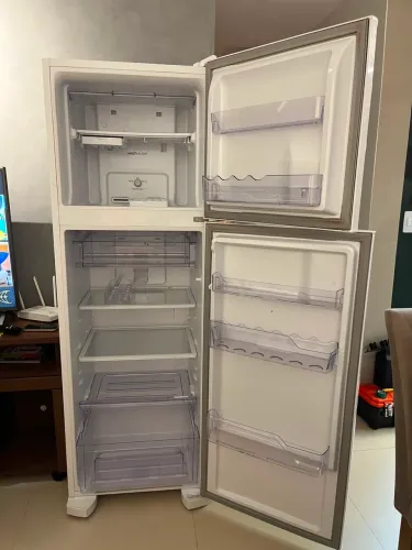 Geladeira duas portas Electrolux 260 litros