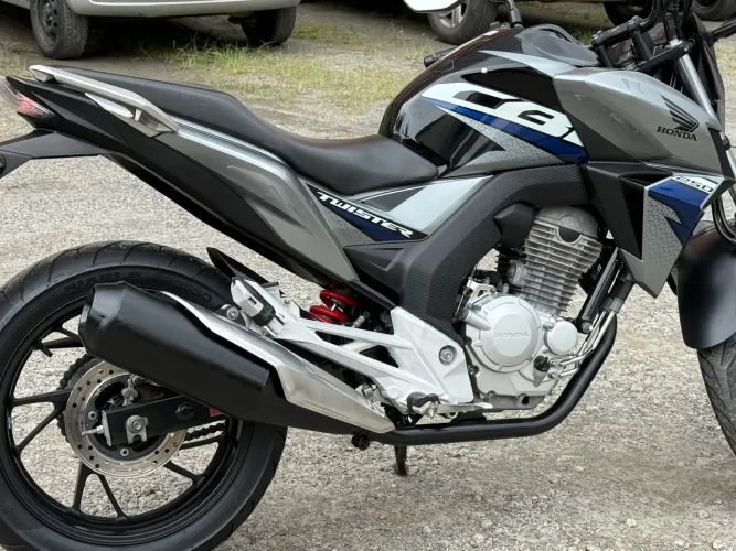CB TWISTER muito nova!!