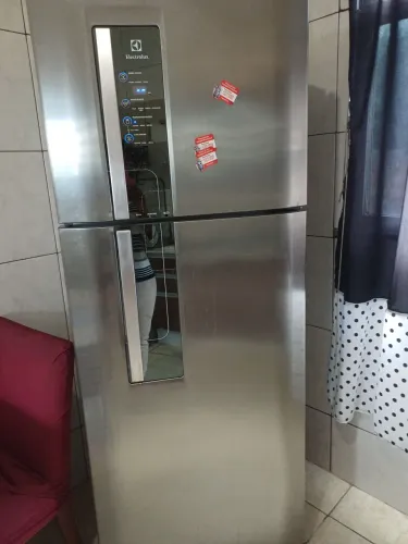 Vendo uma geladeira electrolux