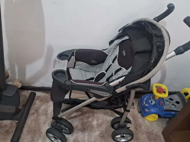 Carinho e cadeirinha infantil