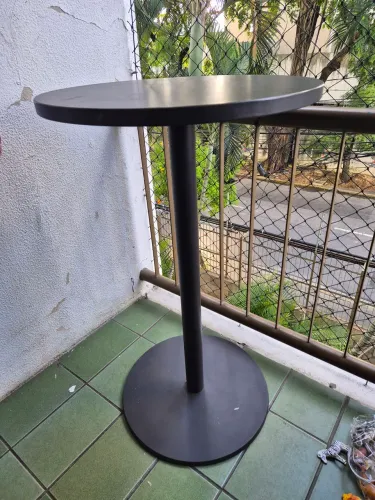 Mesa alta bistrô em aço ideal para sua varanda ou espaço gourmert