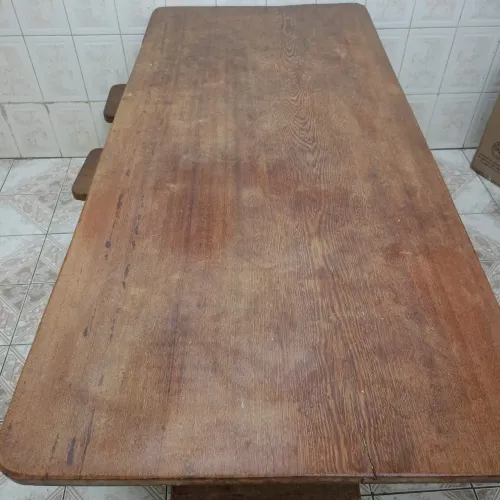 Vendo mesa de madeira maciça tamanho 2,0 por 1,0 com 10 bancos