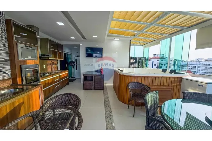 Cobertura Luxuosa com Vista Mar em Cabo Frio