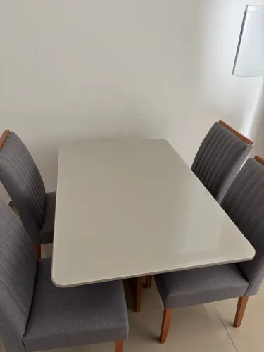Mesa com 4 cadeiras