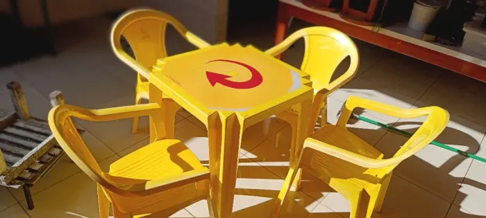 Conjunto Mesa de Plástico c/ 4 Cadeiras