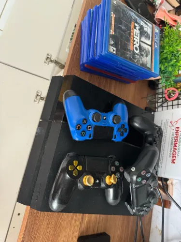 Vendo ps4 semi novo completo com 4 controles e 8 jogos originais