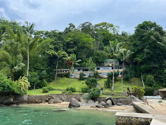 Linda casa com praia privativa, piscina, area gourmet, 6 suítes.