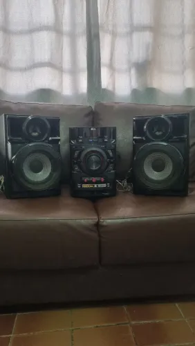 Aparelho de som LG com duas caixas