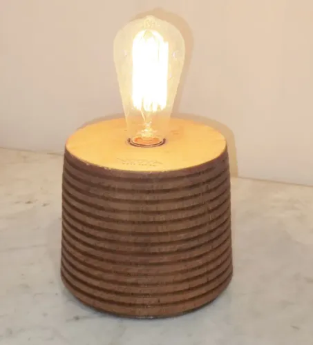 Luminária em madeira nobre 