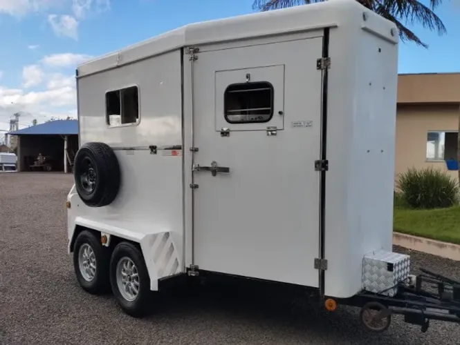TRAILER HALLEY 2013
