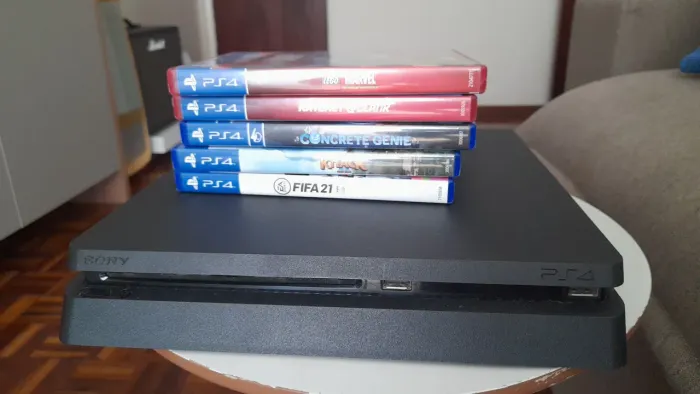 Playstation 4 c/ muitos jogos digitais e 5 jogos físicos inclusos