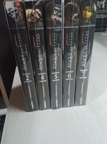 Attack on Titan 2 em 1: 5 Mangás Lacrados e Nunca Usados