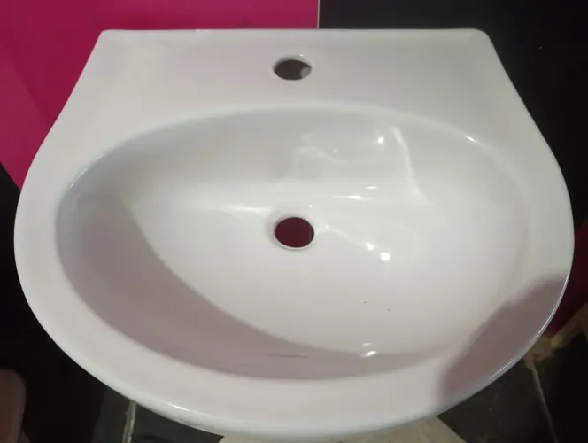 Lavatório branco com coluna 
