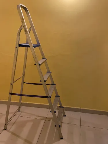 Escada alumínio 6 degraus 