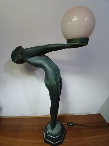 Obra famosa Art Déco do ano de 1928 institulada "Clarté" de Max Le Verrier 