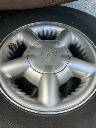Roda 15 com pneus caminhonete