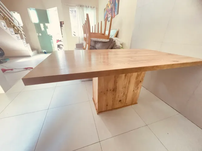 Mesa com 6 cadeiras em madeira maciça 
