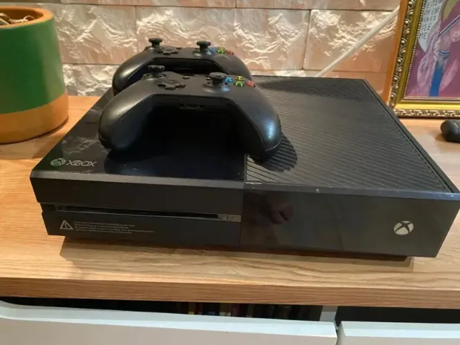 XBOX ONE 2 CONTROLES + JOGOS + CARREGADOR EM TOTEM