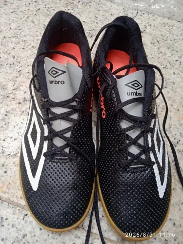 Chuteira Umbro 41/42 (salão)