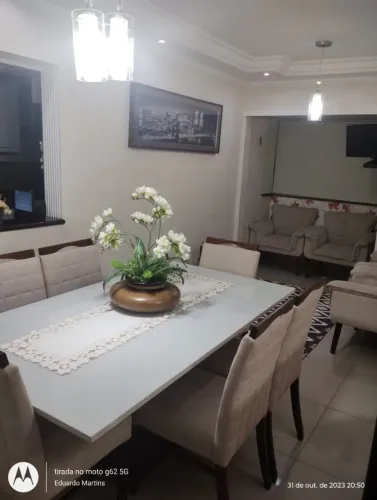 Mesa de jantar com 6 cadeiras 
