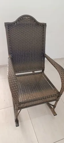 Cadeira de balanço novinha e linda e resistente