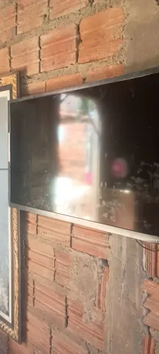 Vende uma televisão 32 polegadas nova só queimada a tela para retirada de peça ela está