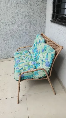Banco de jardim com almofadas