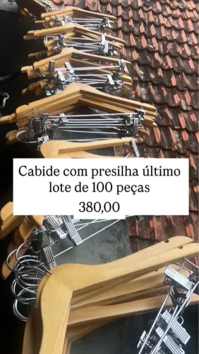 Cabide de madeira