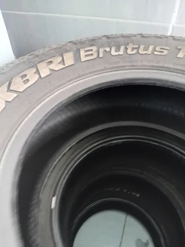 Vendo 4 pneus para caminhonete
