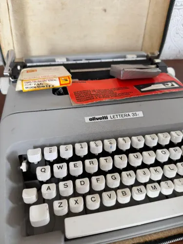 Máquina de escrever Olivetti Letera 35