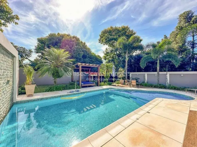 Sobrado no Country com 1 suite + 2 dormitórios, piscina, terreno grande e móveis sob medid
