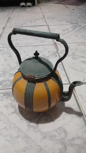 Chaleira Antiga em bronze e porcelana