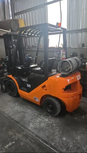 Empilhadeira UN 2.5 ton motor Nissan K25